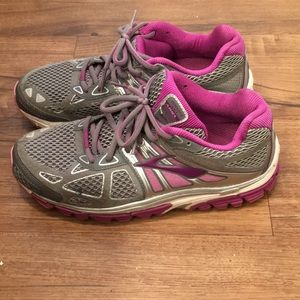 Brooks Ariel MoGo Shoes.